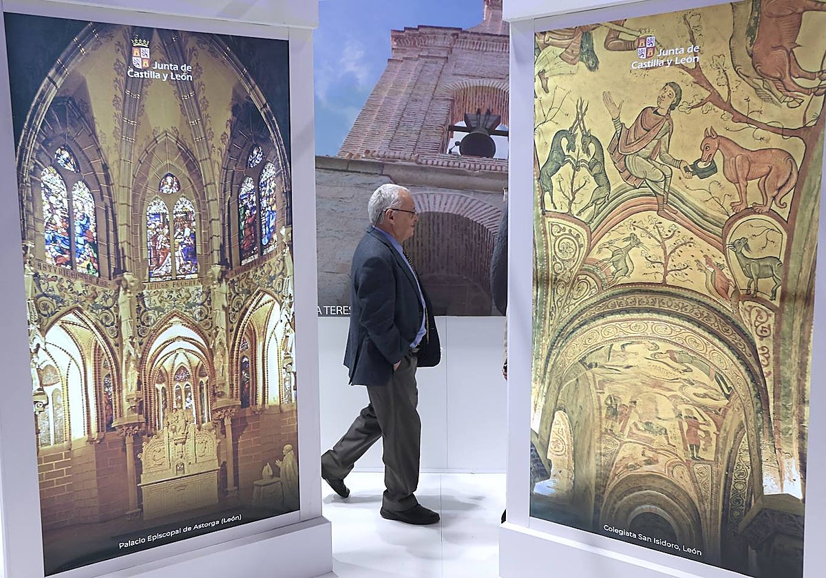 El consejero de Cultura y Turismo, Gonzalo Santoja en el 'stand' de la Comunidad.