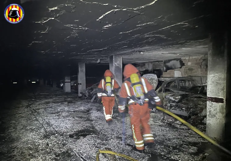 Un incendio en un garaje de Alaquàs obliga a desalojar a cien familias y quema siete vehículos