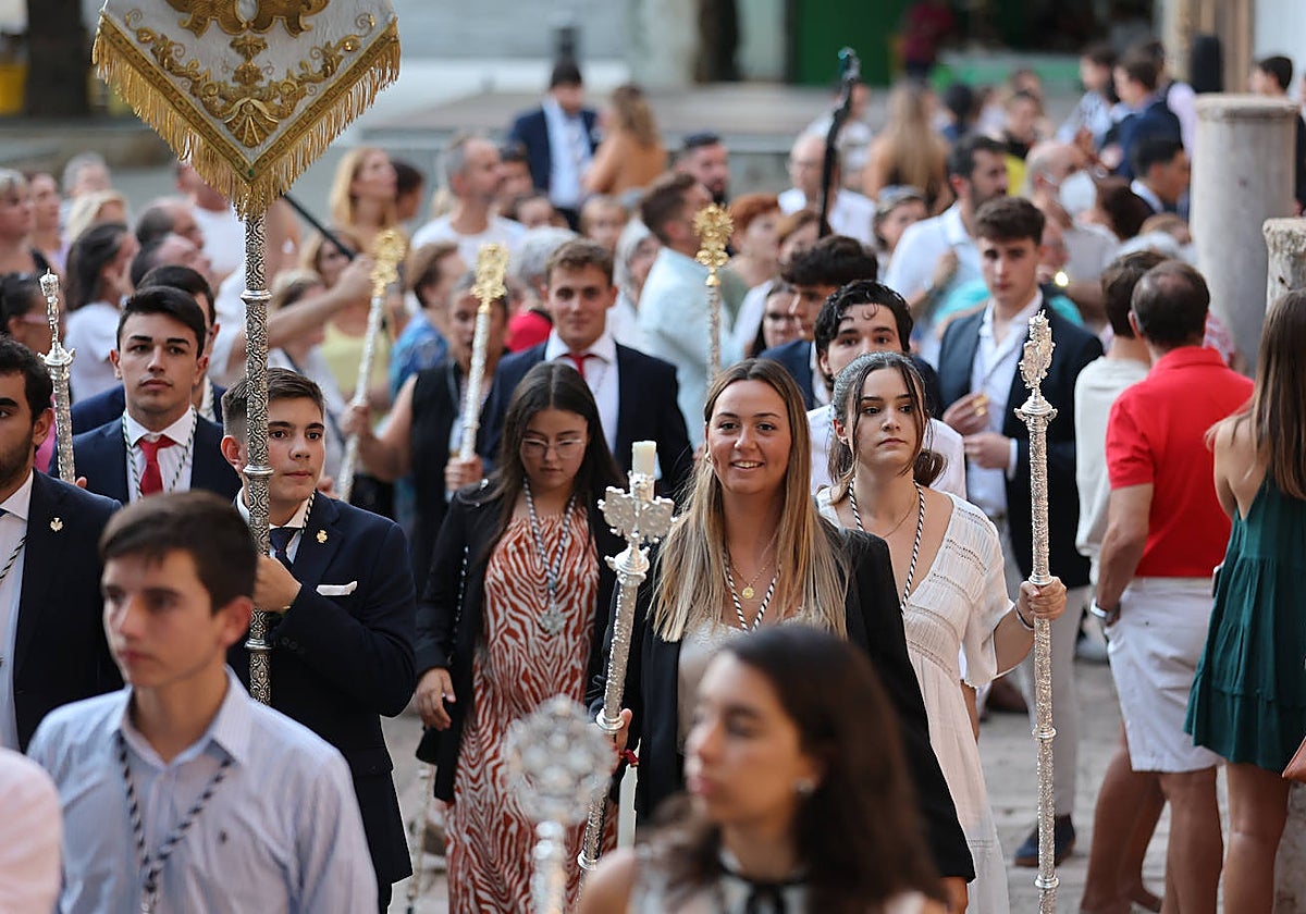 Jóvenes de las hermandades participantes en el traslado de la Virgen de la Fuensanta a la Catedral, en 2022