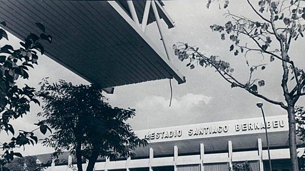 Desmontaje de la plataforma peatonal del Mundial, en septiembre de 1982
