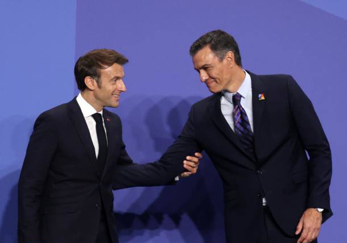 Emmanuel Macron junto a Pedro Sánchez durante la Cumbre de la OTAN en Madrid