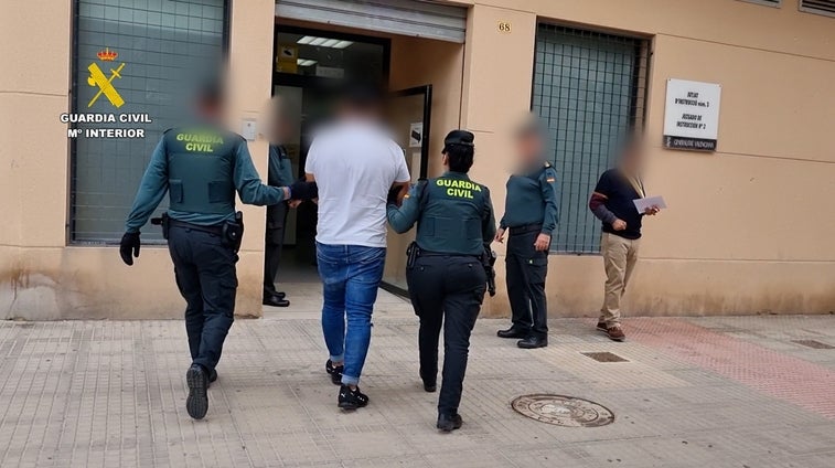 Un guardia civil fuera de servicio frustra el robo de un Rolex a un anciano en Oliva