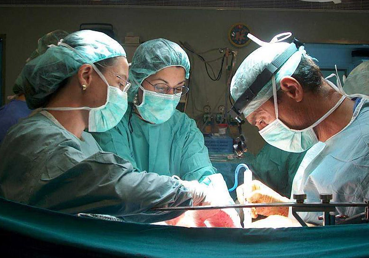 Equipo médico practicando un transplante de corazón