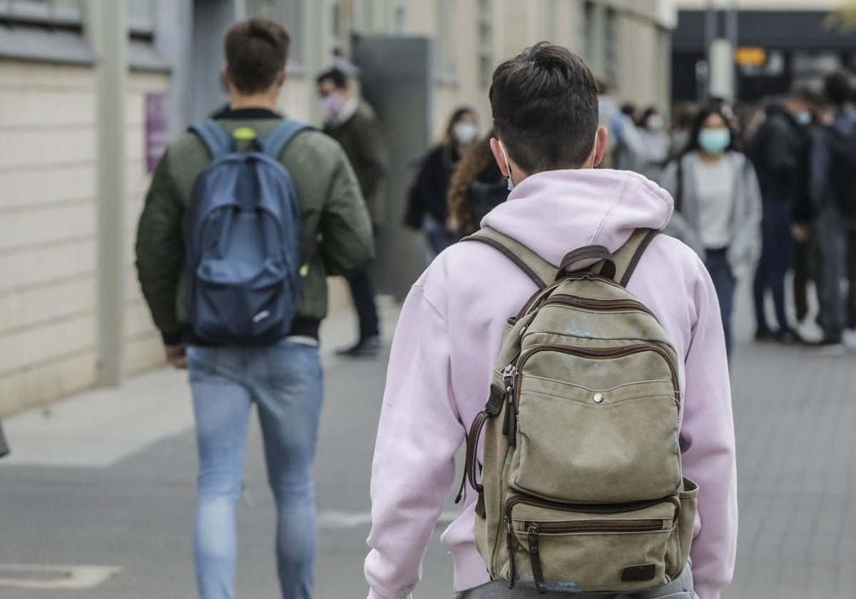 Escolares caminando en las inmediaciones de un centro educativo en la Comunidad Valenciana.