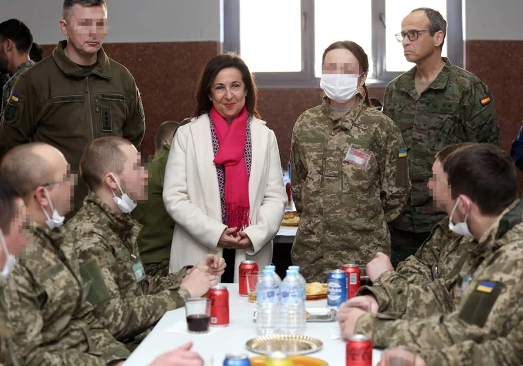La ministra de Defensa visita a los 198 militares ucranianos que participan en un curso en la Academia de Toledo