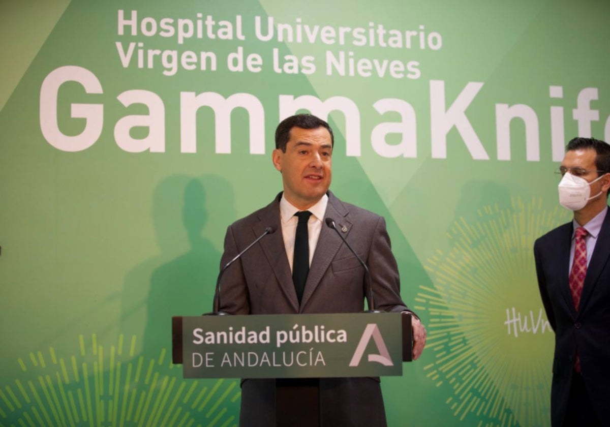 El presidente de la Junta Juanma Moreno junto al alcalde de Granada, Paco Cuenca, en su intervención en el Hospital Virgen de las Nieves