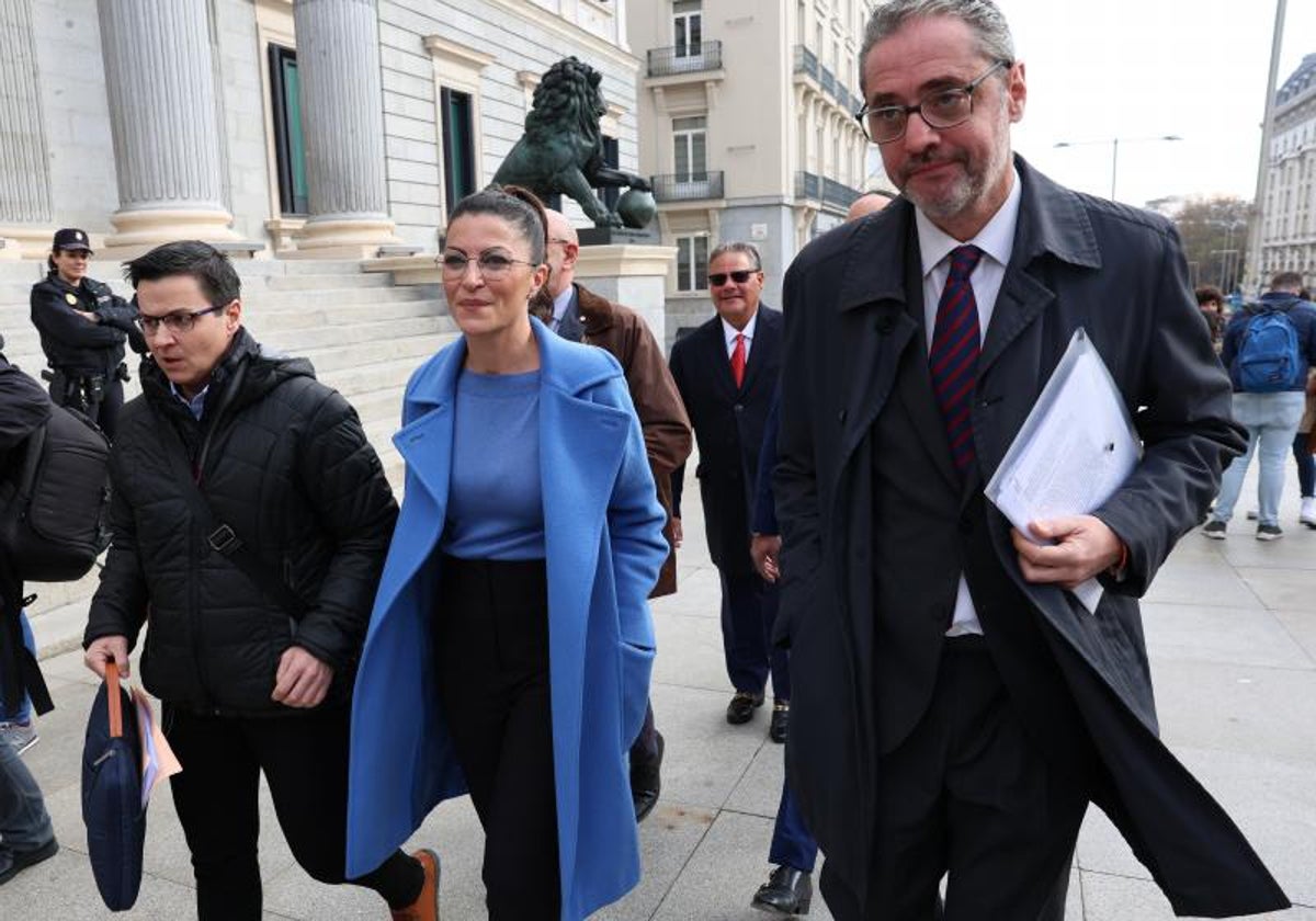 La exdiputada de Vox, Macarena Olona, este viernes a las puertas del Congreso de los Diputados