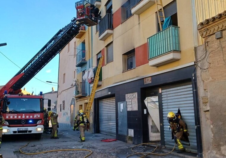 Seis heridos y doce vecinos desalojados tras el incendio en un edificio de Lérida