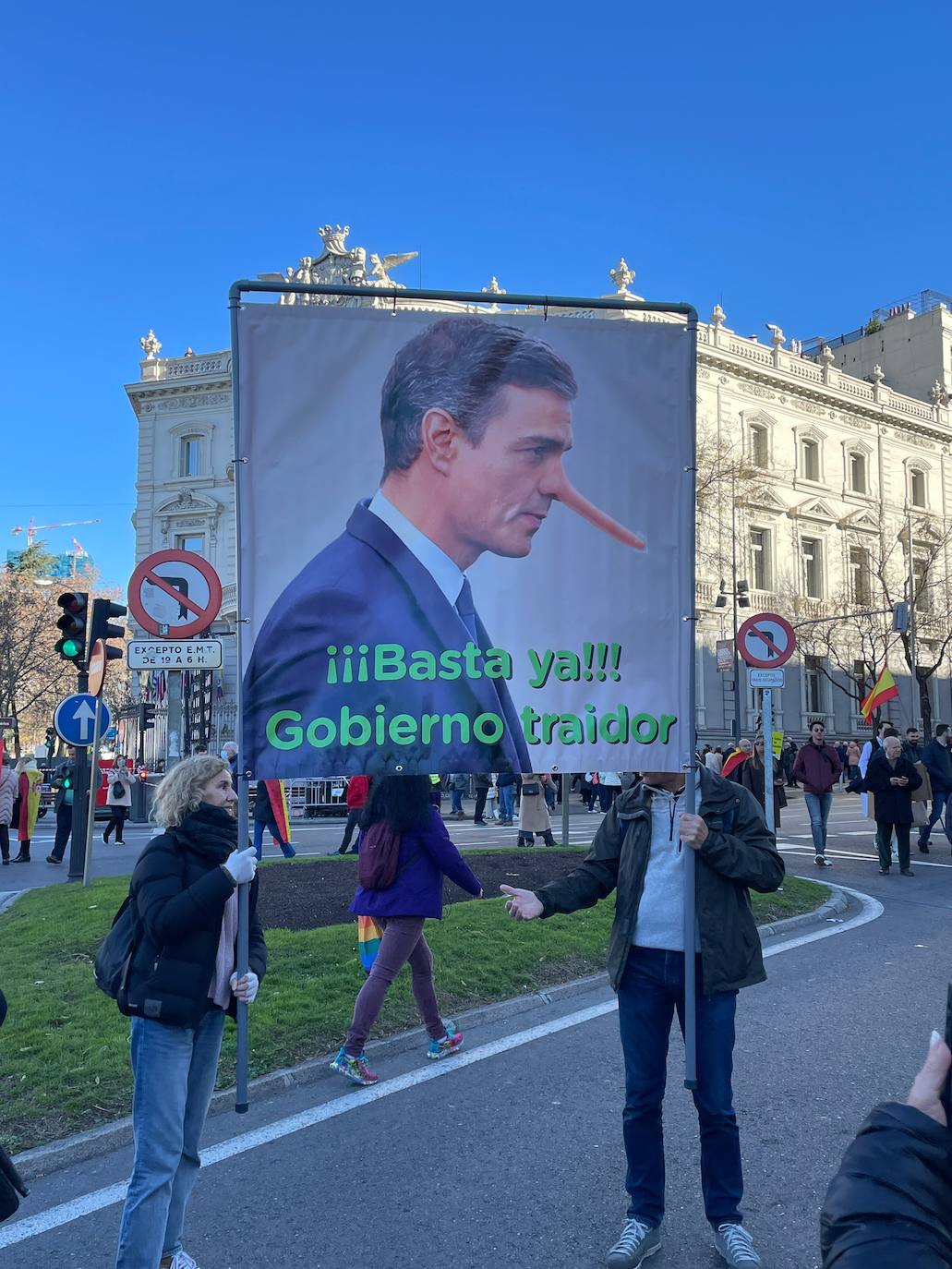 Fotogalería: masiva concentración en Madrid contra Pedro Sánchez