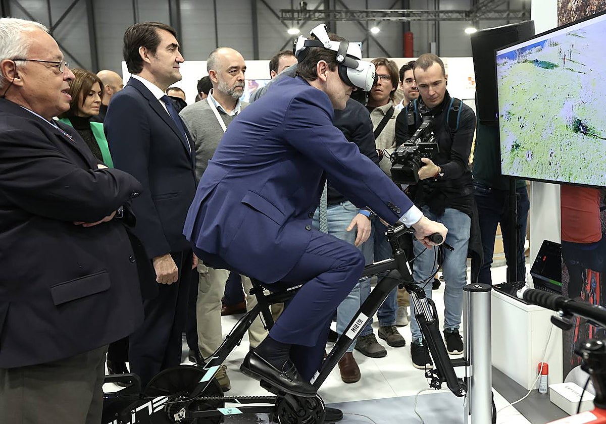 El presidente de la Junta, Alfonso Fernández Mañueco, prueba el simulador de bicicleta de montaña por la ruta leonesa