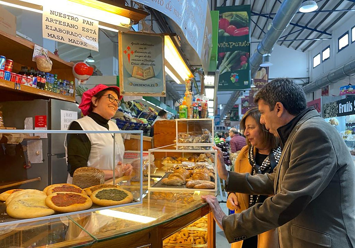 Carlos Mazón y la candidata a la Alcaldía de Denia por el PP, Pepa Font, visitando un comercio.