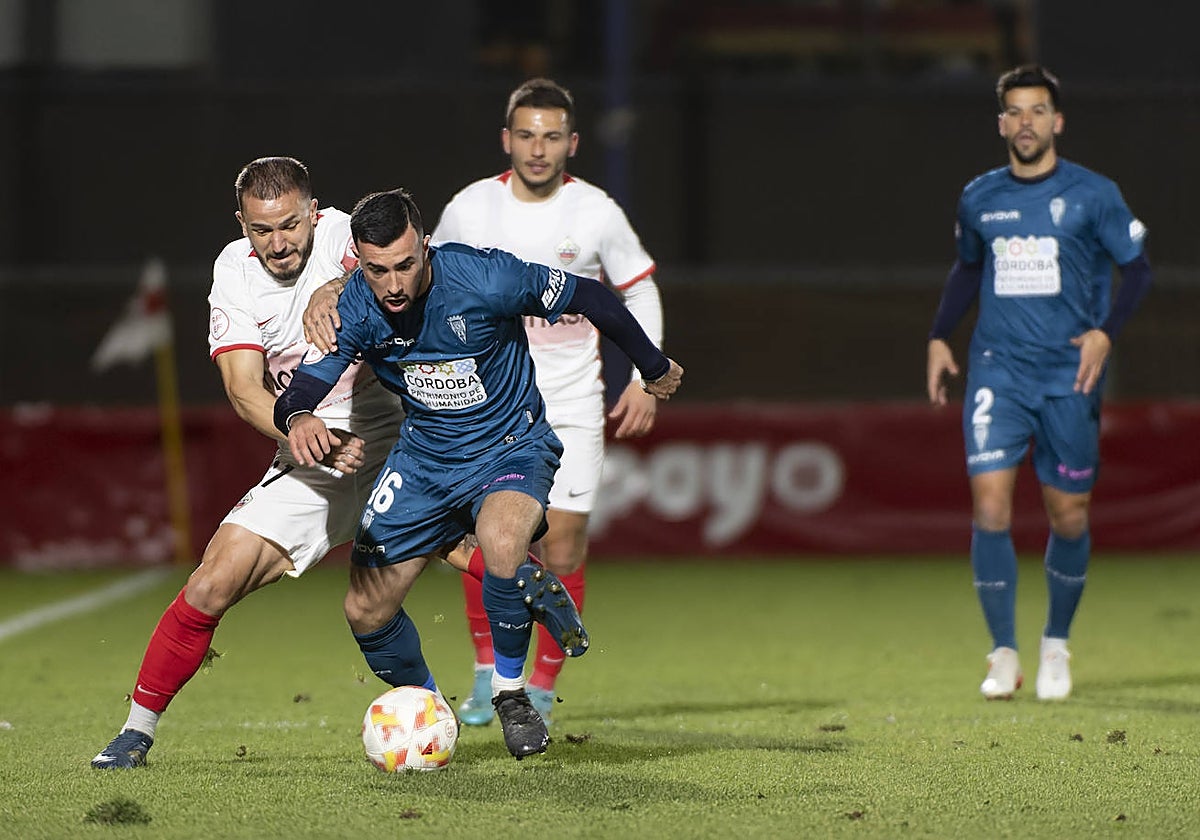 Carlos Puga, en un lance del partido