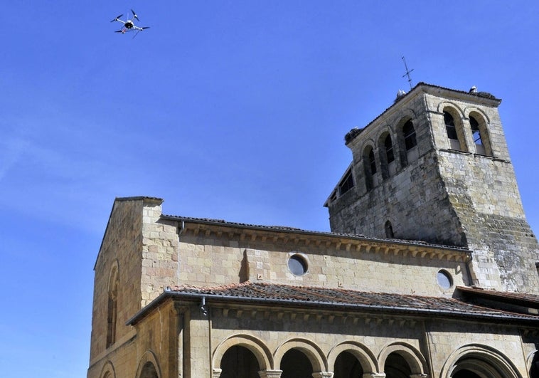 Un cortocircuito provoca un incendio y gran humareda en la iglesia de la Trinidad en Segovia