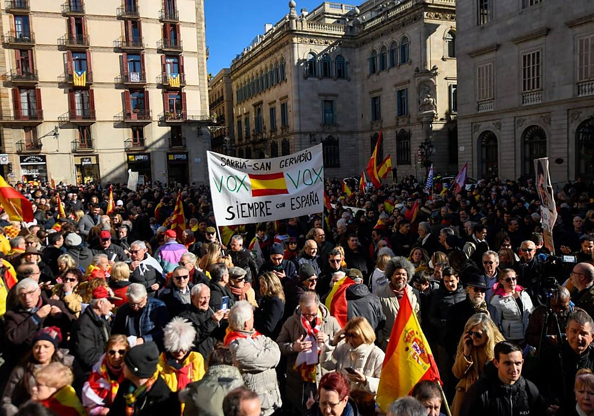 Manifestantes en plaza Sant Jaume este domingo