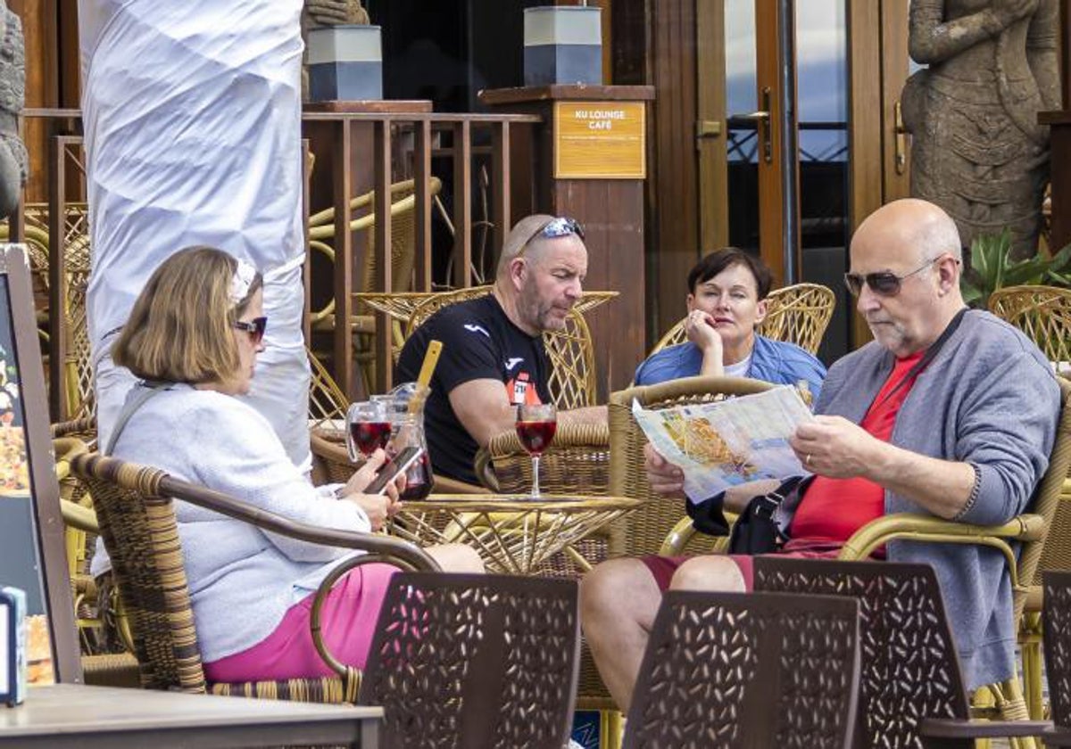 Turistas en un bar de Benidorm.