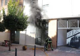 Incendio Córdoba | Un fuego de origen eléctrico obliga a desalojar a una decena de familias en Lucena