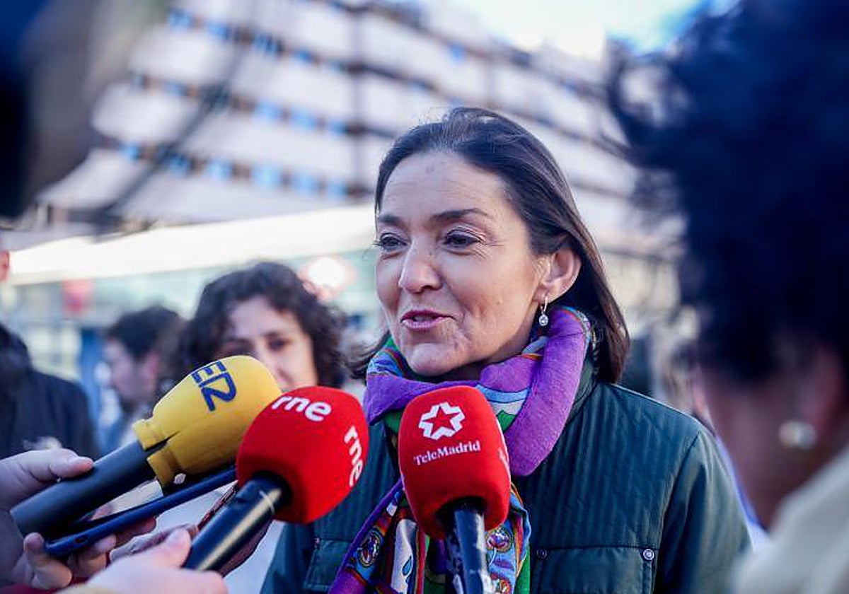 La ministra de Industria, Comercio y Turismo, Reyes Maroto,  durante una marcha por el cierre de la incineradora de Valdemingómez