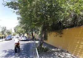 Accidente Córdoba | Una mujer resulta herida grave al chocar contra un chalé en la Carretera de las Ermitas