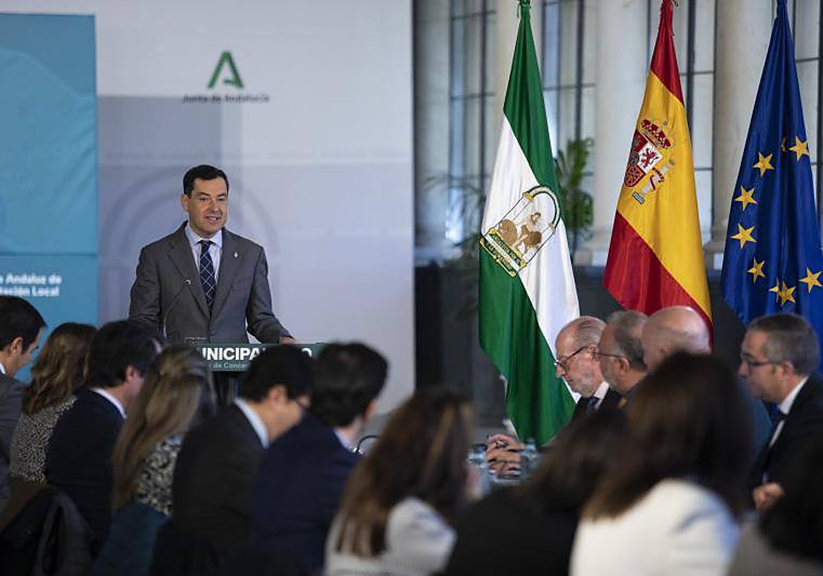 El presidente de la Junta durante su intervención este lunes en el Consejo Andaluz de Concertación Local