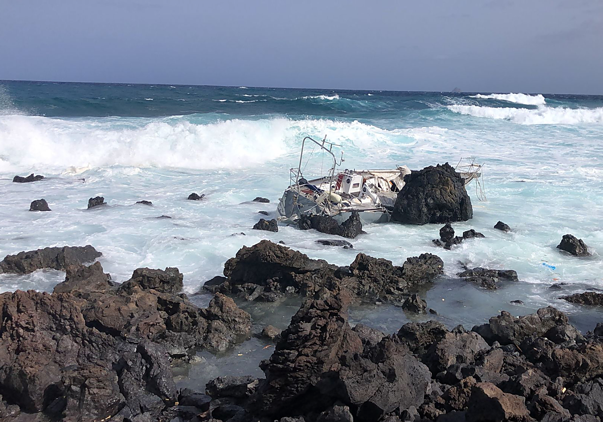 Velero encallado en Haría