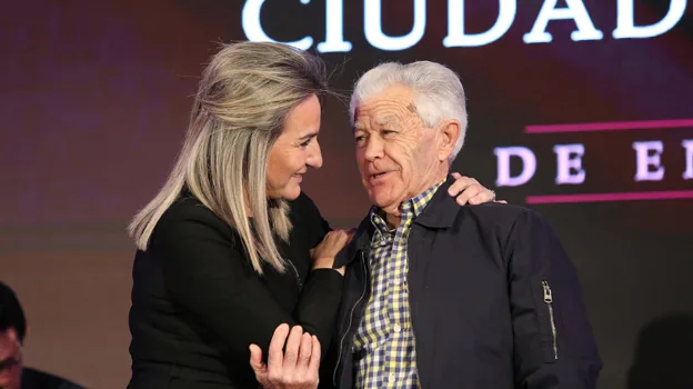 La alcaldesa junto al veterano atleta JUAN López, campeón de España en varias distancias