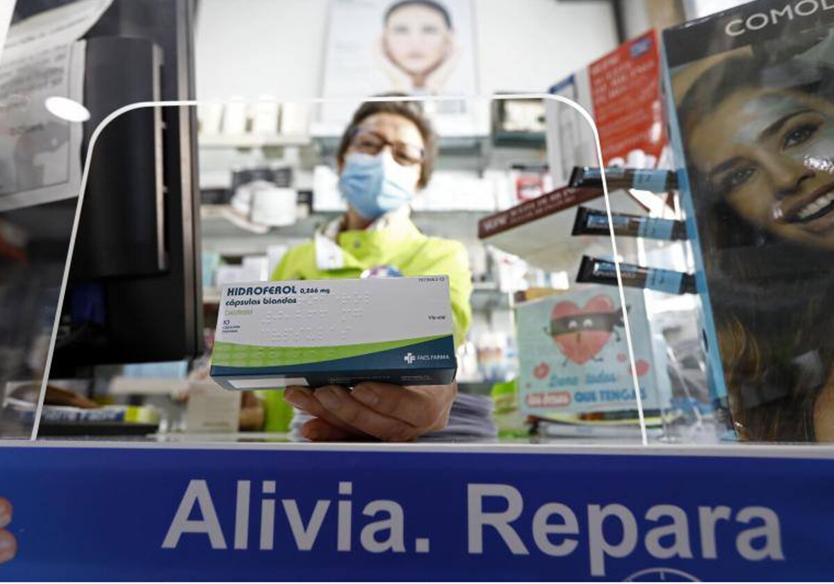 Una farmacéutica de Córdoba muestra un medicamento empleado contra el Covid en abril de 2021