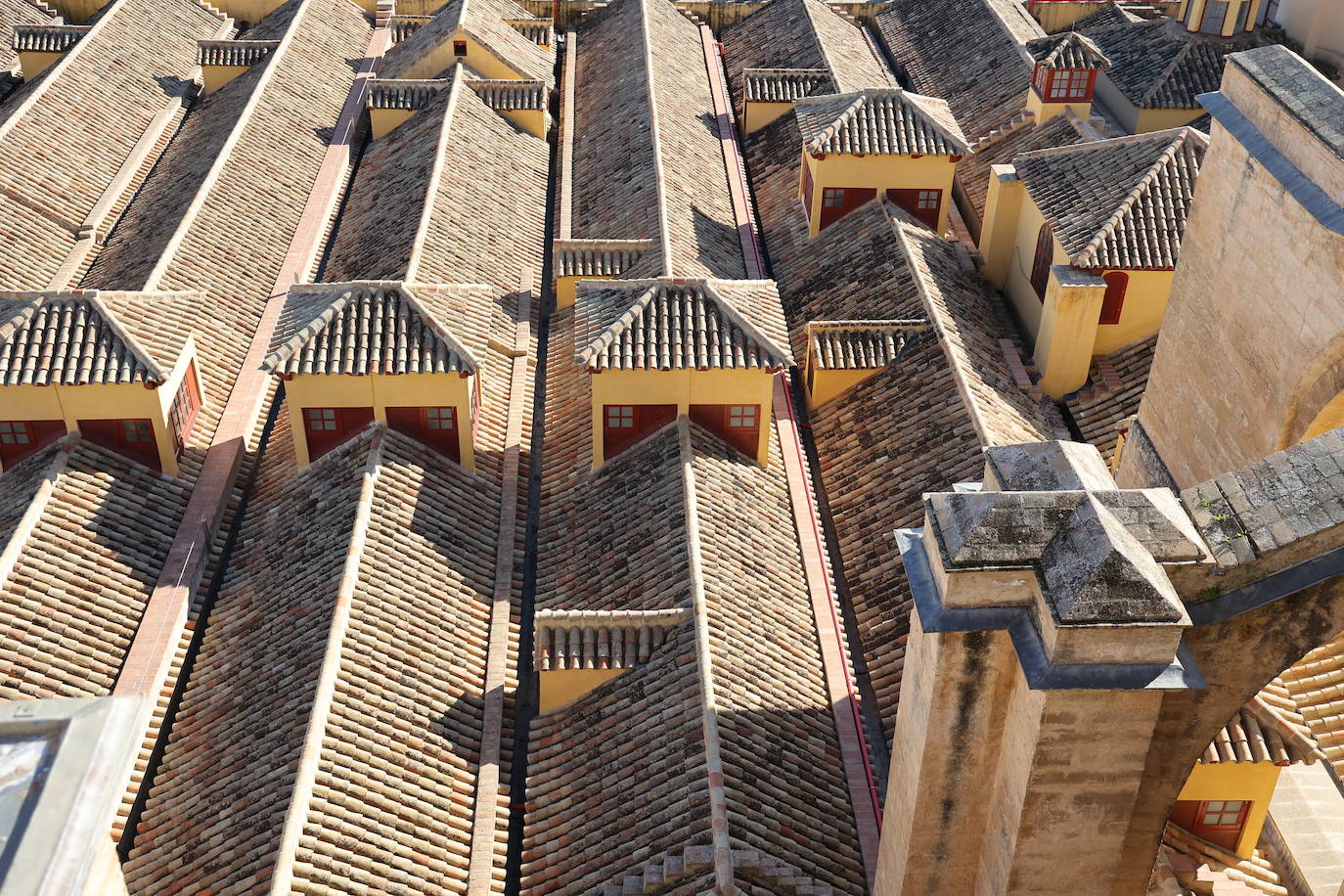 Las cubiertas de la Mezquita-Catedral de Córdoba, el otro &#039;tesoro&#039; de un bien Patrimonio de la Humanidad, en imágenes