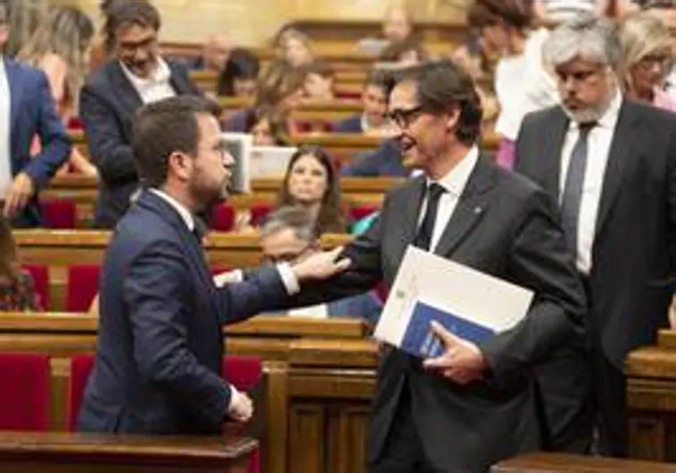 Aragonès e Illa se saludan en el Parlamento de Cataluña