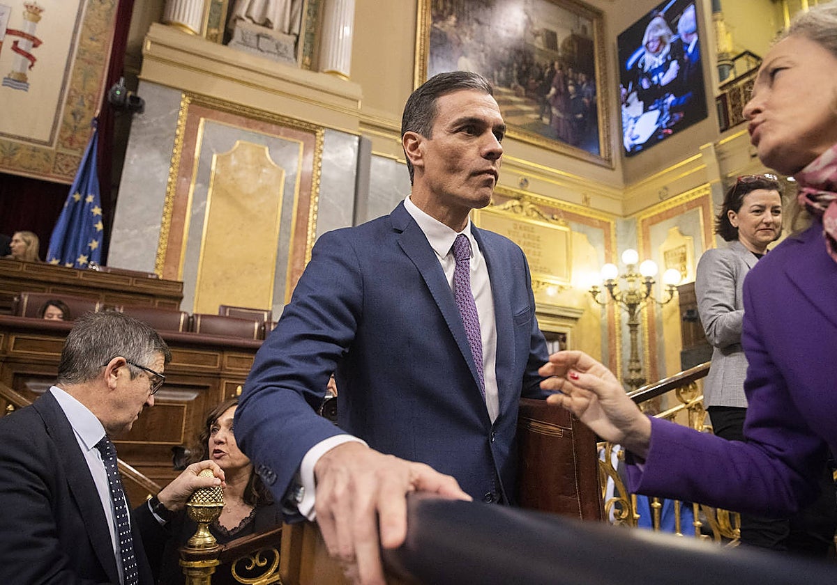 El presidente del Gobierno, Pedro Sánchez, sube a la tribuna