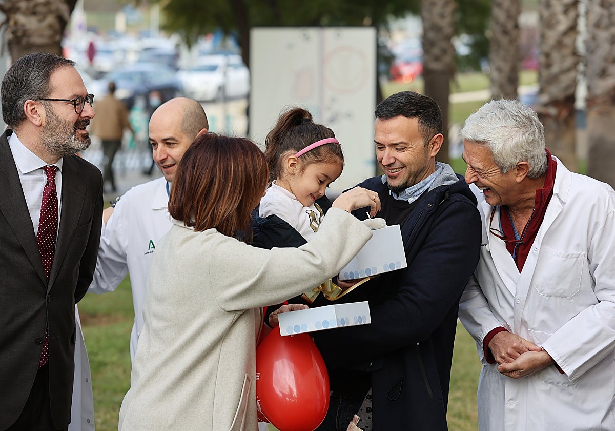 La pequeña Sara, con su padre, en el Reina Sofía este martes