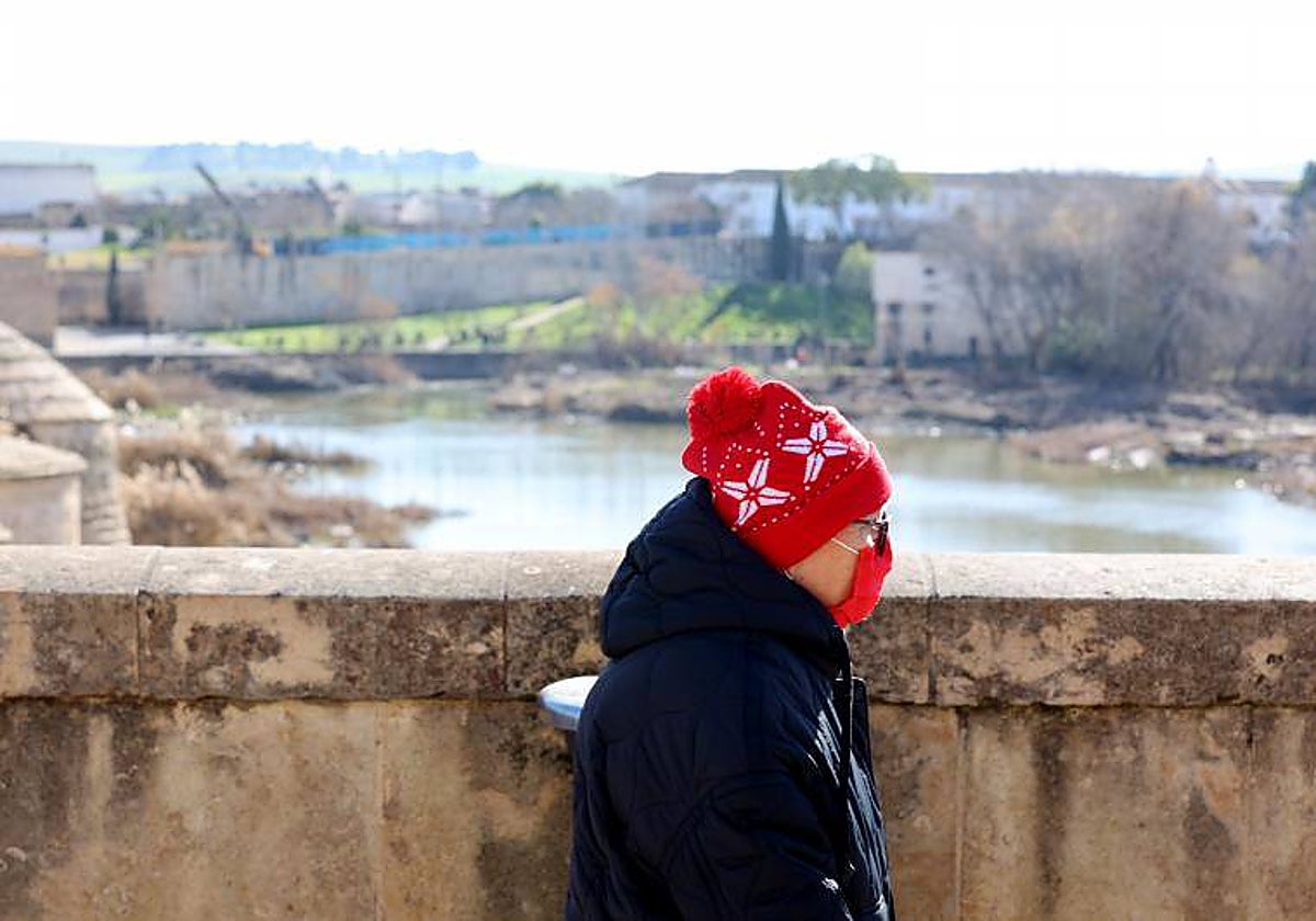 Una mujer cruza el Puente Romano el pasado lunes, al comienzo de la ola de frío