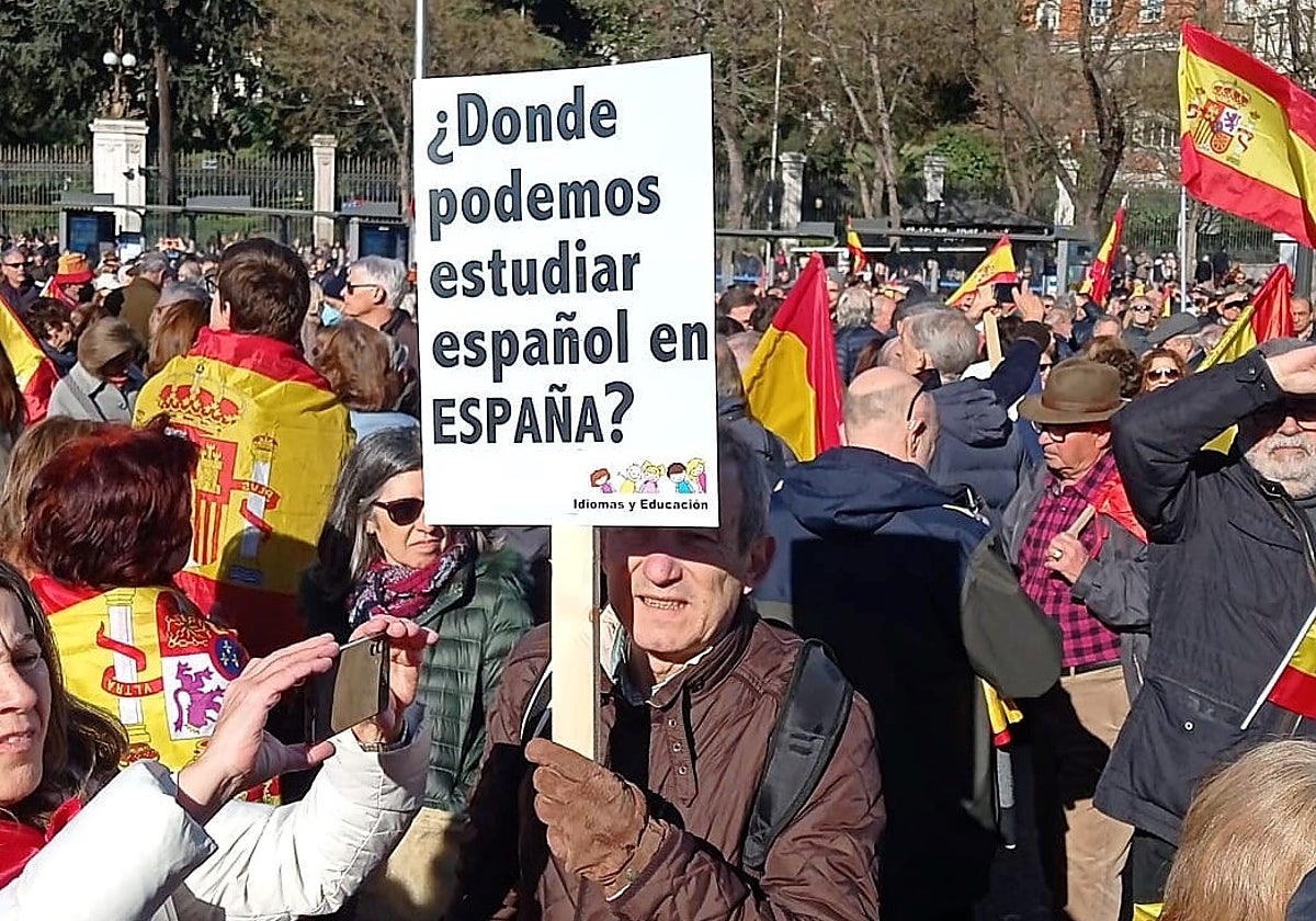 La Plataforma de Docentes por la Libertad Lingüística se sumó a la manifestación del pasado sábado en Madrid.