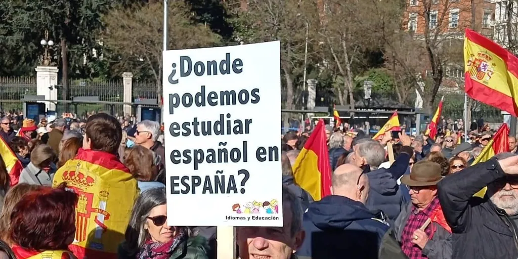 Docentes denuncian que «la Generalitat impone el valenciano en las aulas para adoctrinar sobre los países catalanes»