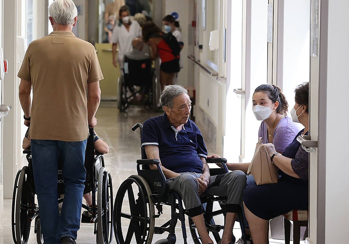 Mayores con sus familiares en una residencia de Córdoba