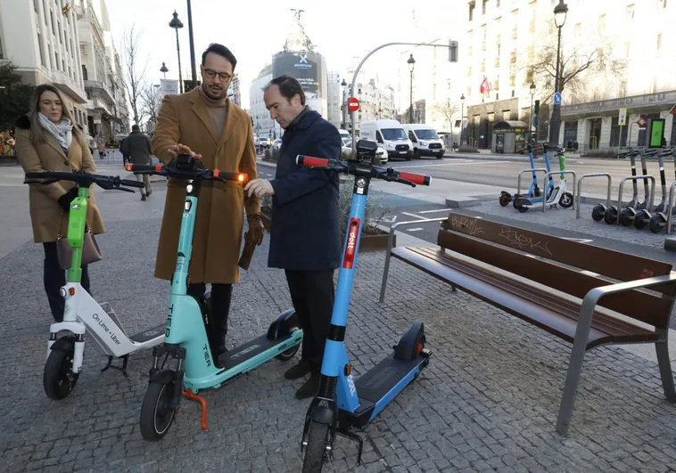 La tecnología de los patinetes de alquiler impedirá aparcar y circular por la acera en Madrid