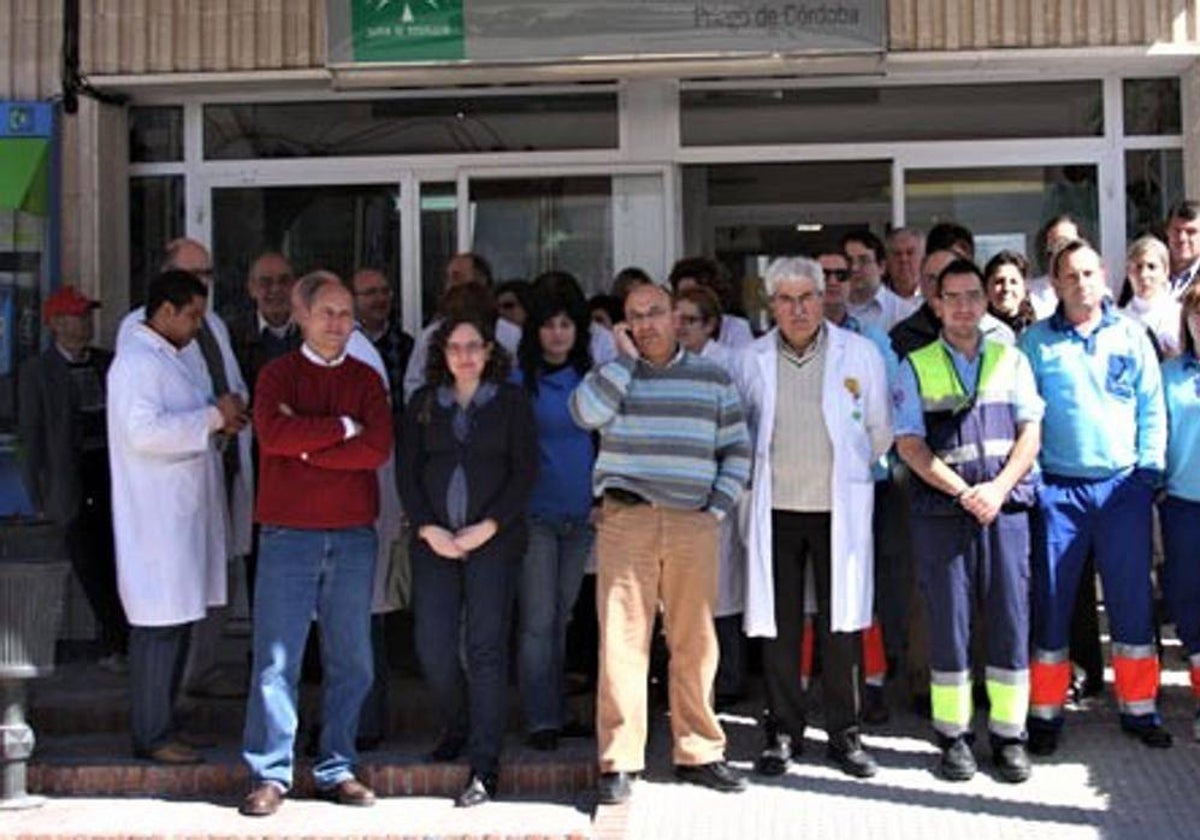 Protesta a las puertas del centro de salud de Priego para pedir las especialidades médicas