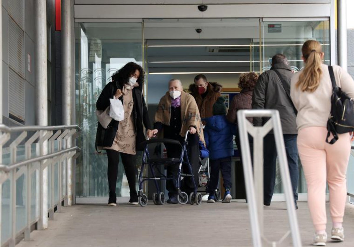 Pacientes en un centro de salud de Córdoba