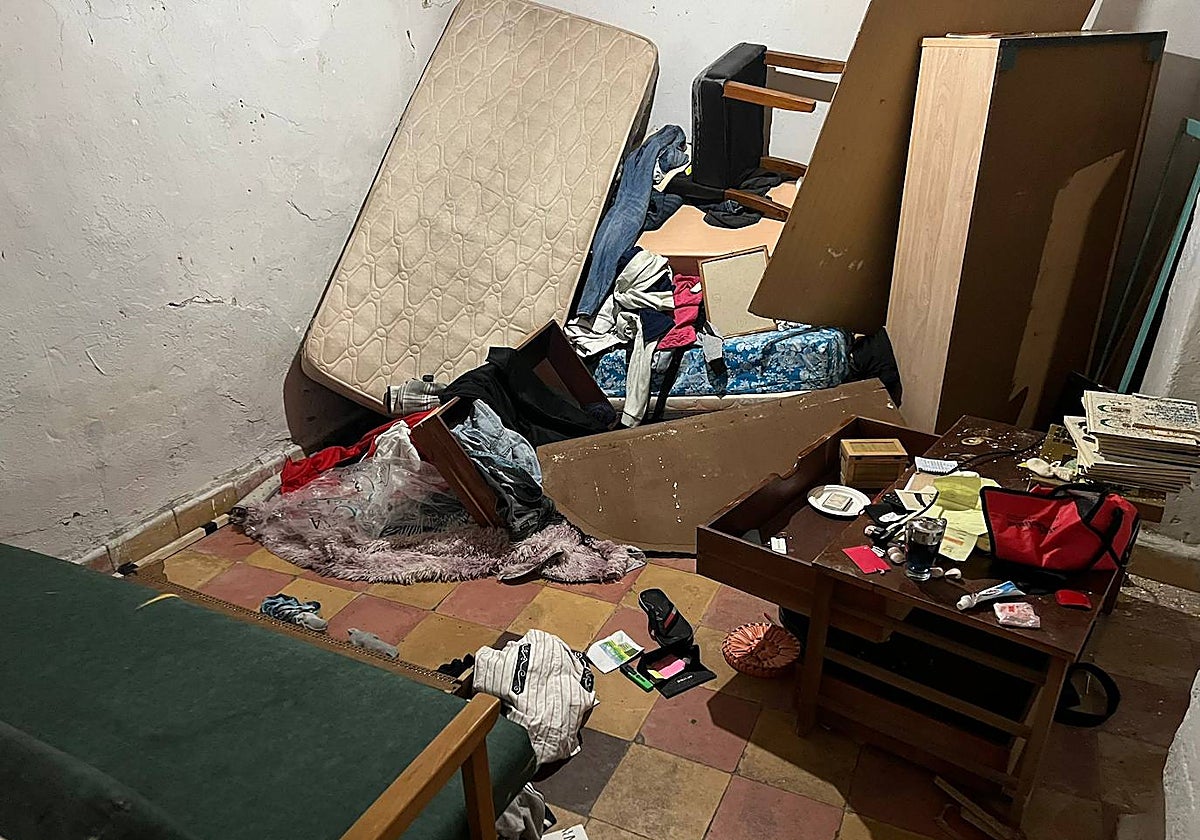 Interior del piso donde vivía el detenido por el atentado yihadista perpetrado en Algeciras