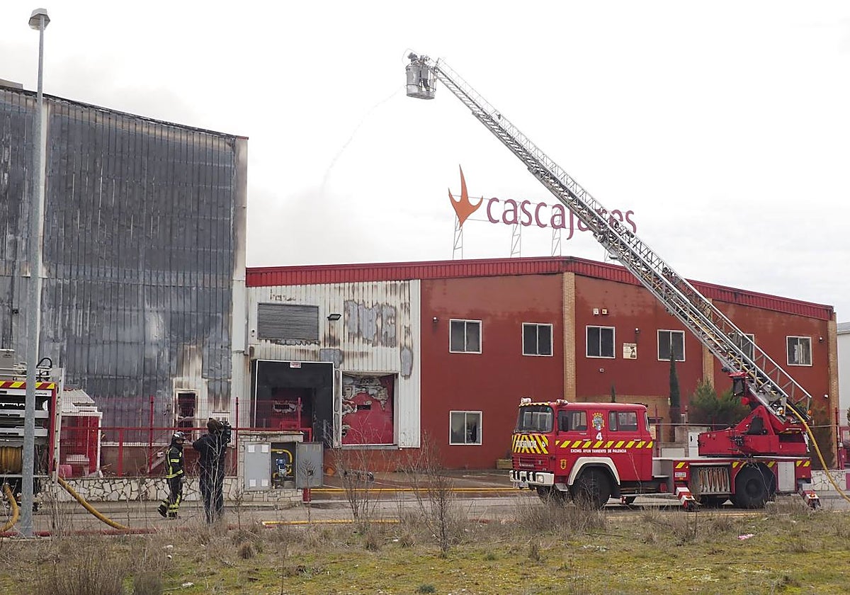 Bomberos trabajando en la sede de la empresa Cascajares, en Dueñas