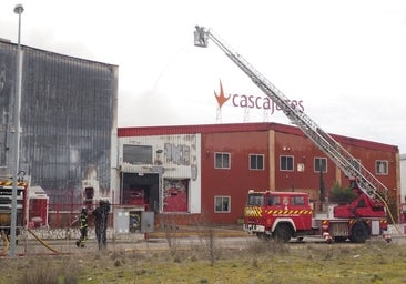 Un virulento incendio reduce a cenizas la fábrica de Cascajares en Dueñas (Palencia): «No ha quedado nada»