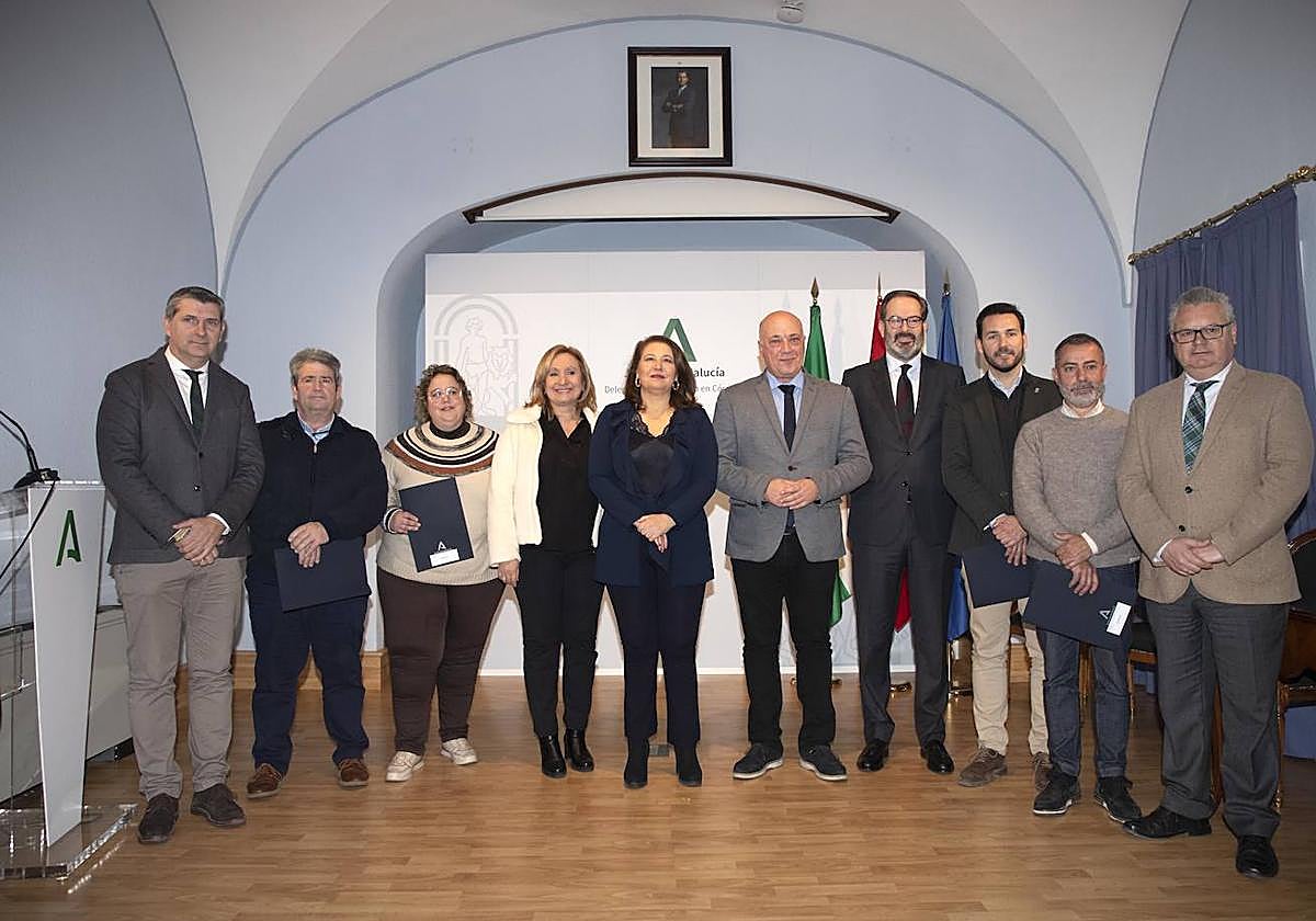 Crespo junto al presidente de la Diputación, el delegado del Gobierno y los alcaldes de los municipios