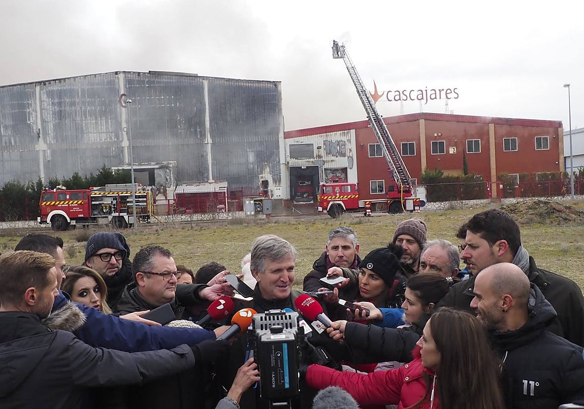 Un efectivo de los bomberos de Palencia refresca una de las zonas de la fábrica de Cascajares quemada tras extinguir las llamas