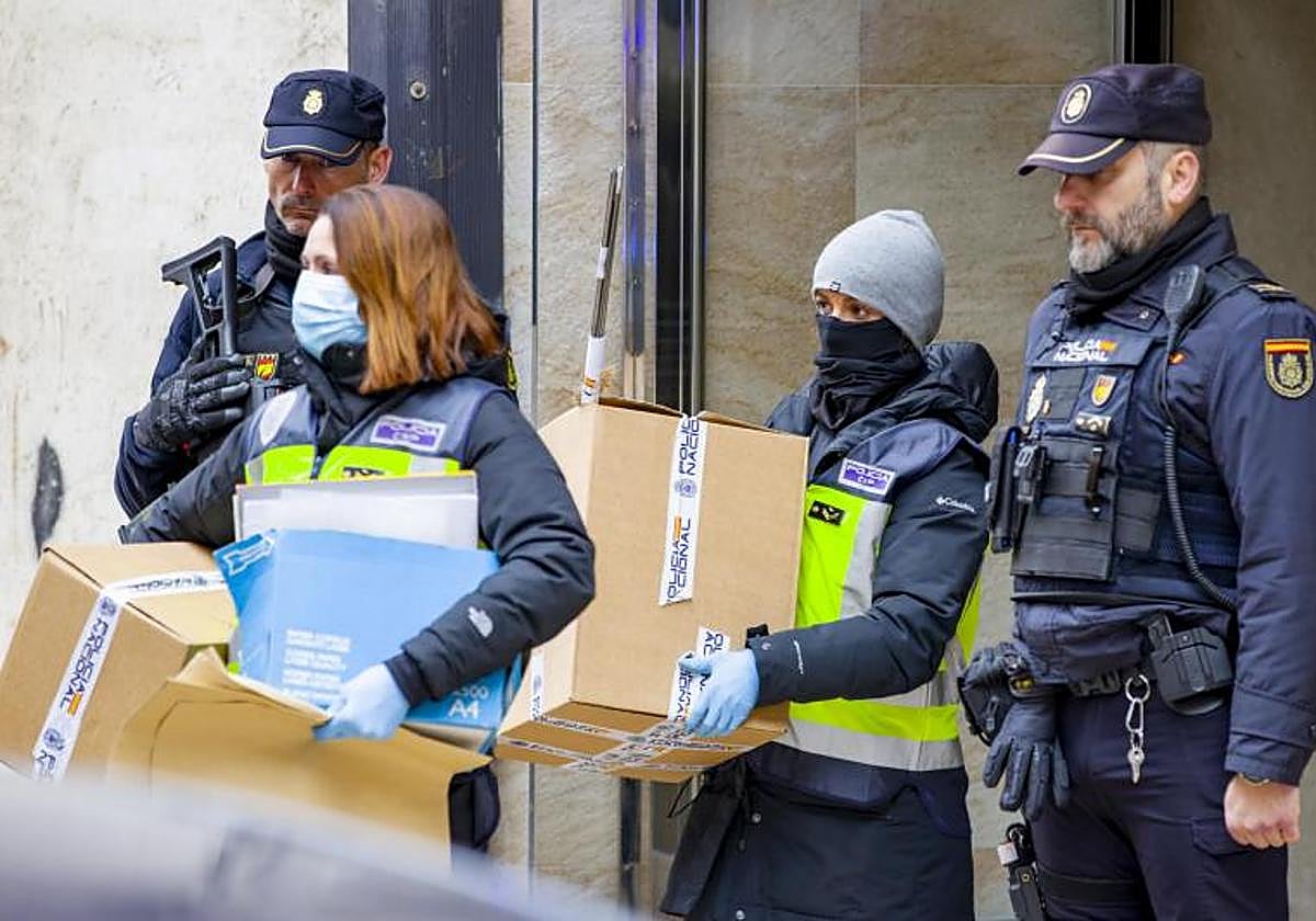 La Policía Nacional registra la casa un jubilado de 74 años en Miranda de Ebro (Burgos)