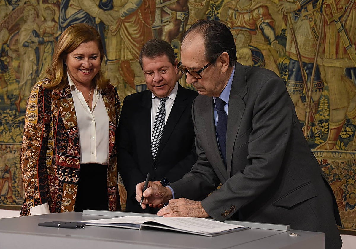 Canogar firma el convenio en presencia de García-Page y la consejera de Cultura