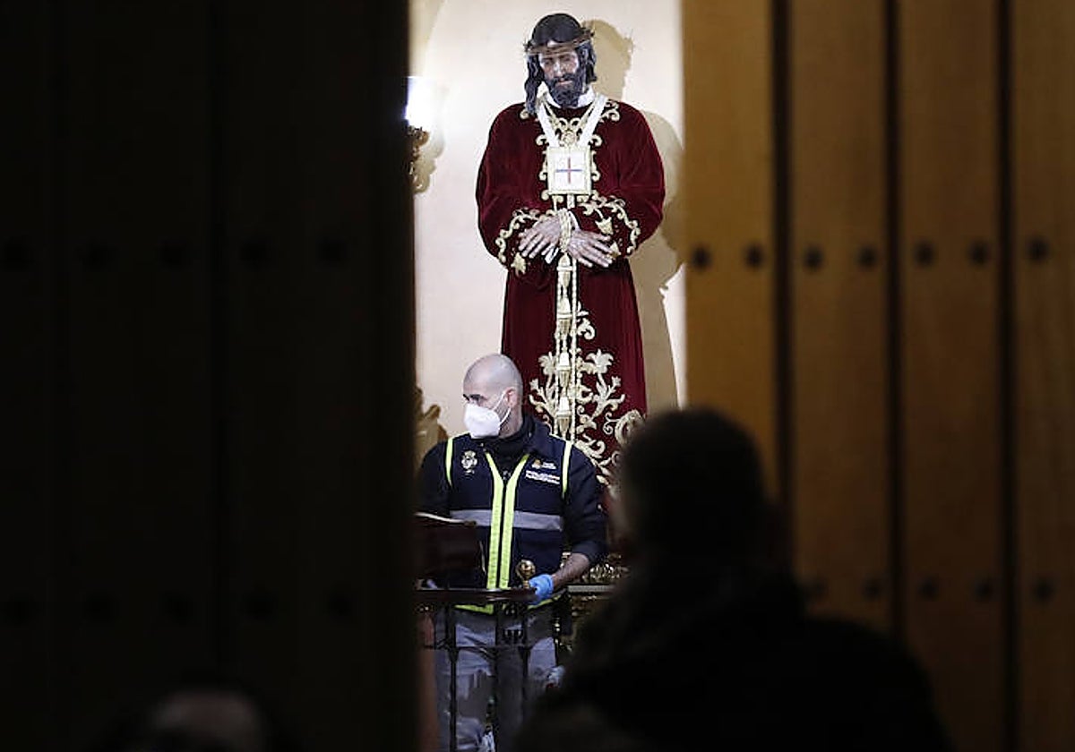 Un policía en la iglesia de San Isidro, uno de los dos escenarios de los ataques