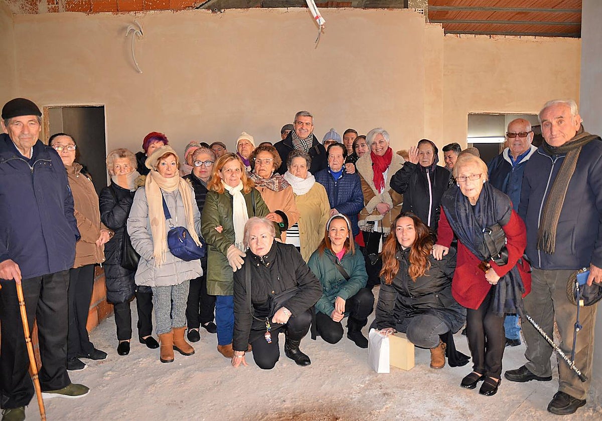 El presidente de la Diputación de Toledo posa con pensionistas de Ontígola