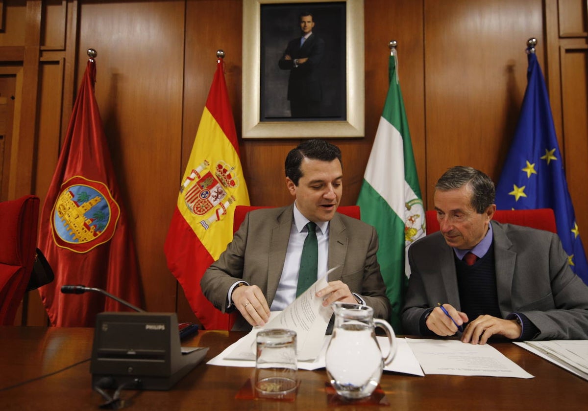 El alcalde, durante el Pleno del Ayuntamiento de Córdoba