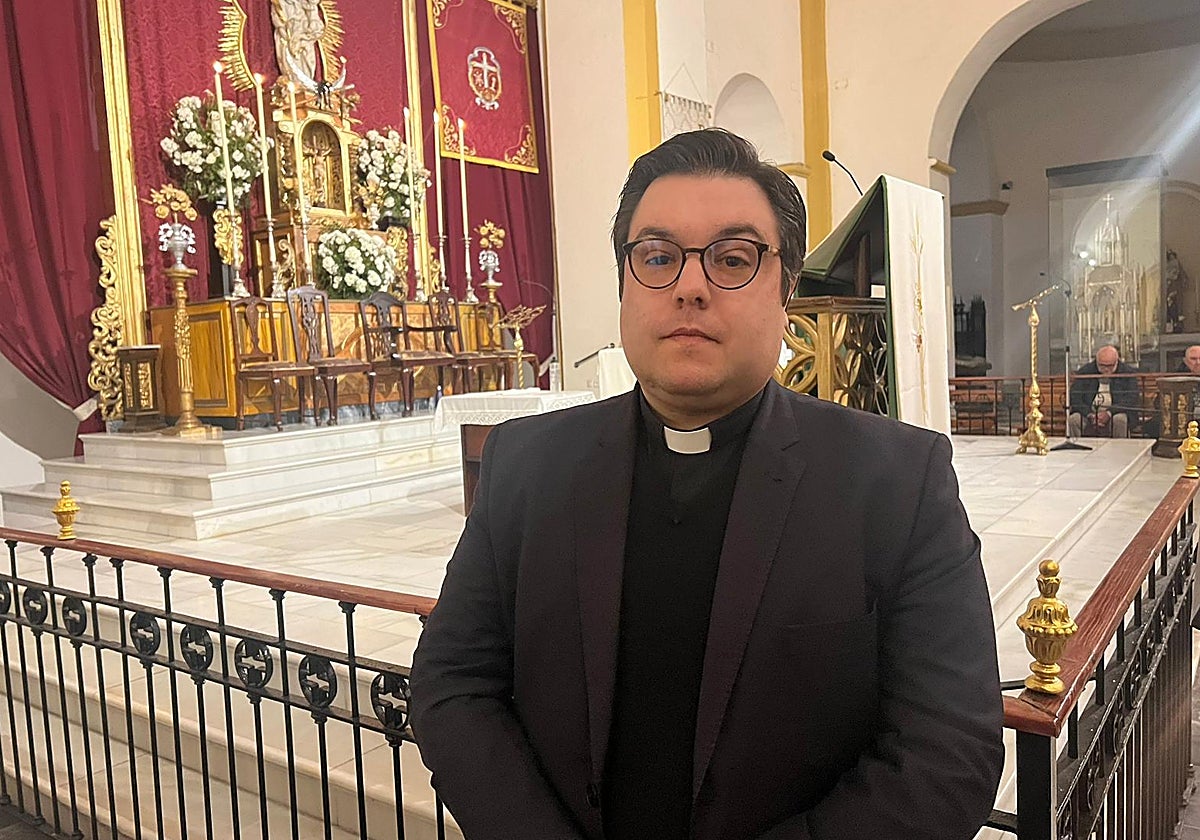 Manos del padre Rubén, que tiene «terror» y no quiere fotos de su rostro