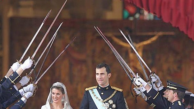 Oficiales sostienen en alto sus sables durante la boda de Don Felipe y Letizia