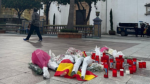 Velas y flores en el lugar donde mataron a Diego